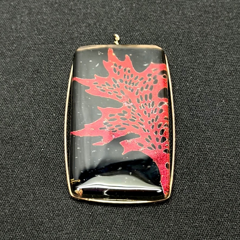 Maple Leaf Necklace Pendant Women OS‎ Red Black Resin Wire Wrapped